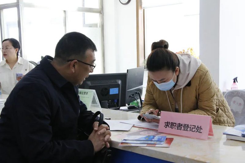 拓寬就業渠道搭建供需“橋梁”——2024年延吉市退役軍人、軍屬專場招聘會側記(图2)