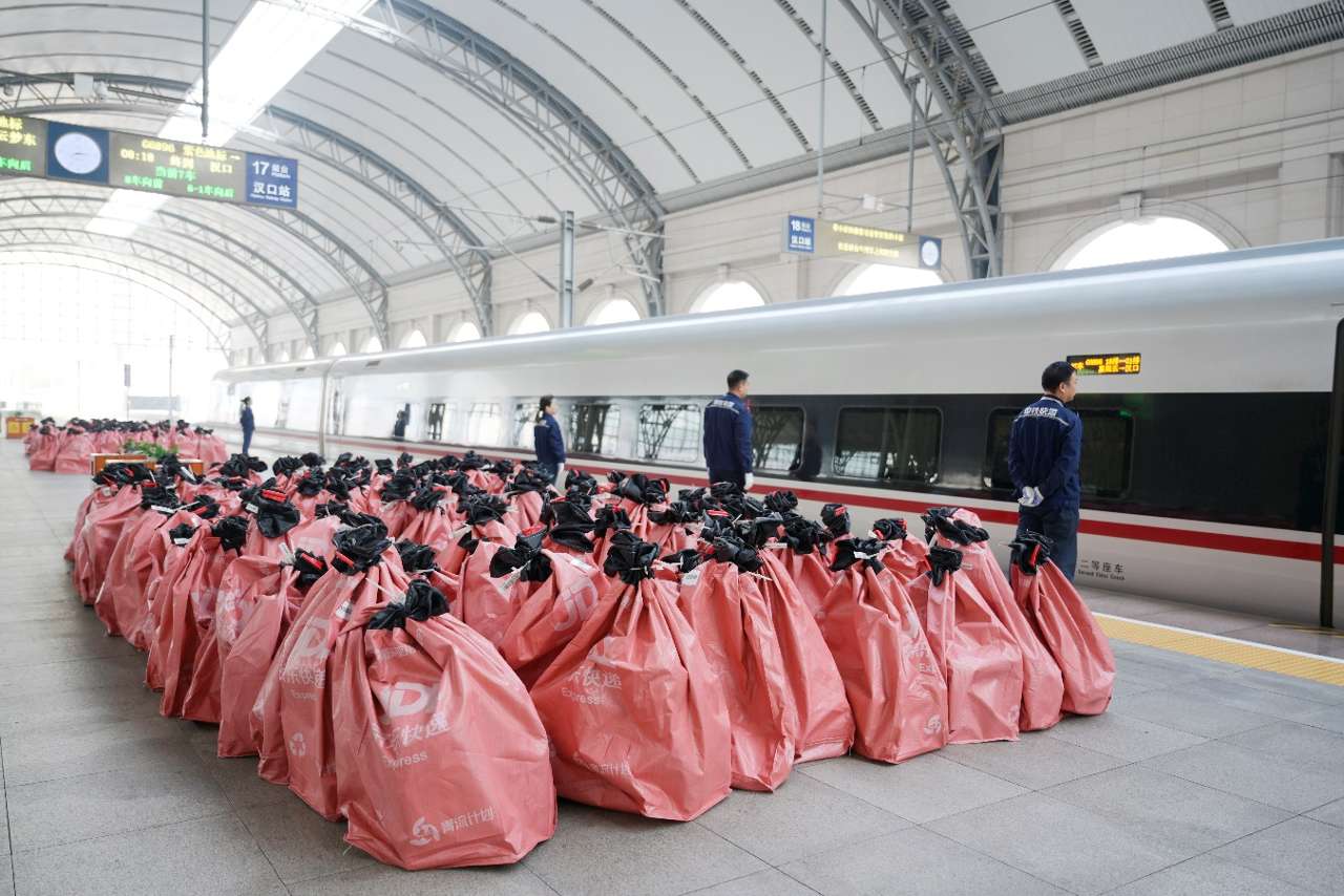 武铁启动2024年“双11”网购高峰期快件运输服务(图2)