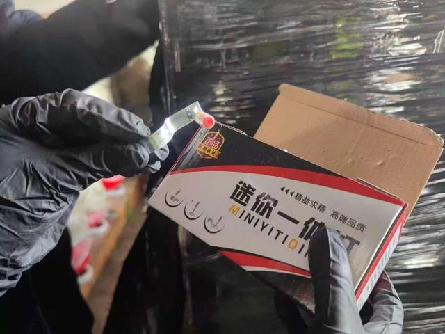 灭火器材夹藏危险货物！宁波当地海关查获爆炸式铆钉50余万个(图2)