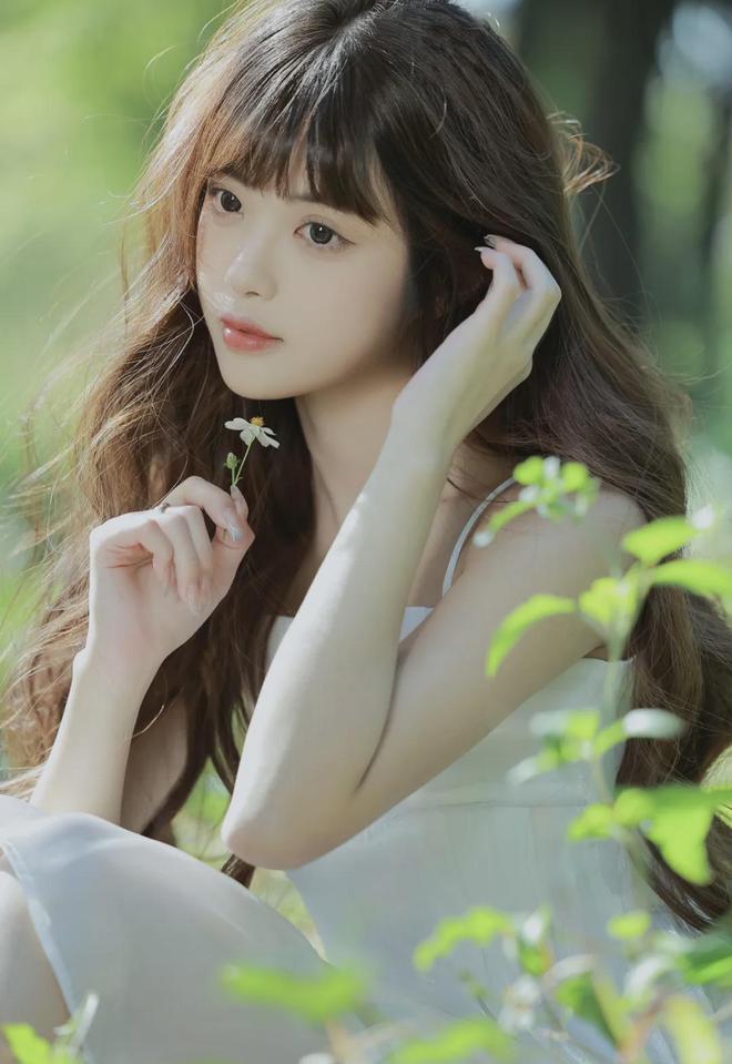 女生迈开腿让男子打扑克(图1)