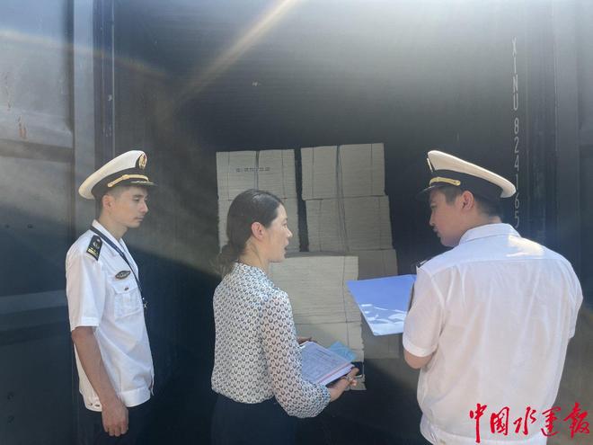 泸州海事局实施首次集装箱开箱检查(图2)