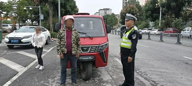 三轮车违法载人“驶”不得危险且违法！(图2)