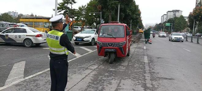 三轮车违法载人“驶”不得危险且违法！(图1)