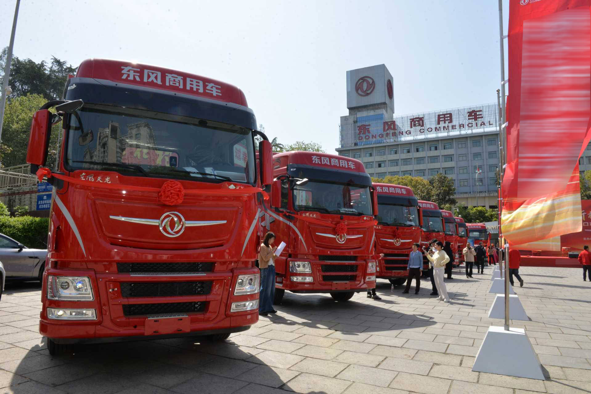 政企携手推进危化运输安全升级东风商用车150台牵引车集中交付丹江口(图5)